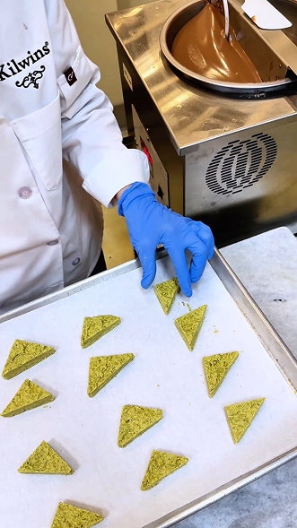 Pastry chef arranges filling of Dubai Chocolate Du'lights